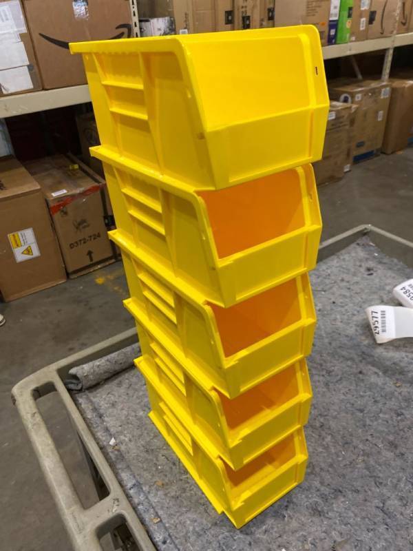 lot 29577 image: Quantum Storage Containwea
