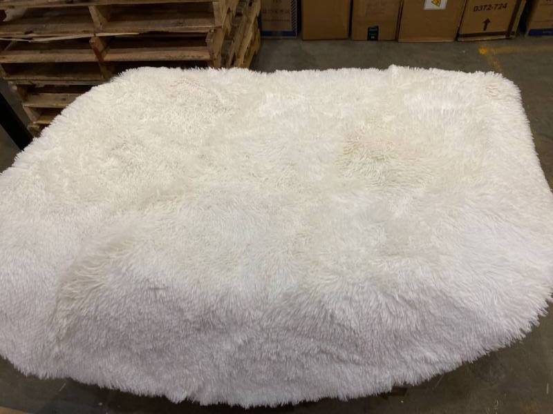lot 29581 image: Padded Rug