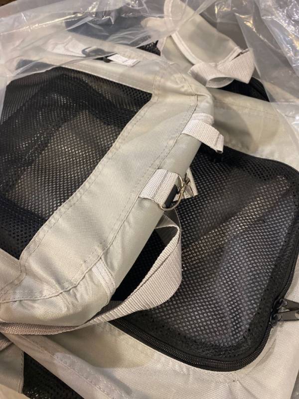 lot 29616 image: PET SEEK SIFT SIDED PET TRAVEL CARRIERS IN SMALL
