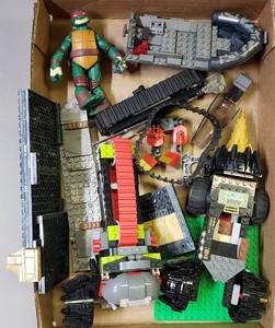 lot 211 image: Miscellaneous Legos