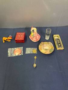 lot 303 image: Home Dcor & Souvenirs