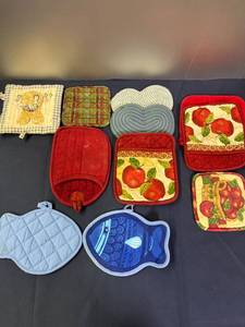 lot 307 image: Oven Mits