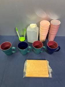 lot 314 image: Kitchenware & Cutting Board