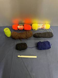 lot 424 image: Yarn & Hook