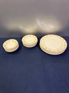 lot 429 image: Kitchen Plates & Bowl Set -Edwin N Knowles