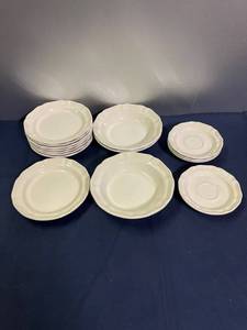 lot 434 image: Glass Plates & Bowl Set