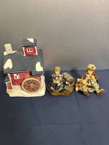 lot 437 image: Porcelain Doll & House - House 5.25x4.5x7
