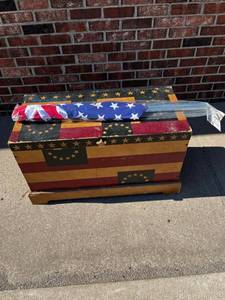 lot 324 image: American Flag & Chest - 30.5x15x18.5 Chest Needs Hinges