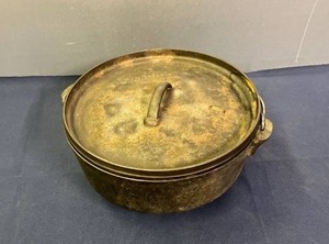 lot 326 image: Heavy Steel Dutch Oven