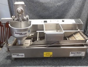 lot 1466 image: Belshaw Adamatic Mark II Donut Robot Electric Automatic Fryer