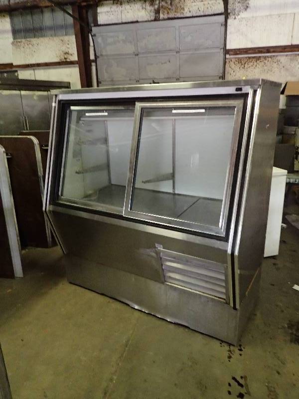 lot 618 image: 60� Leader Double Sliding Glass Door Merchandiser