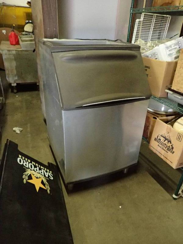lot 619 image: 30x33x44 Ice Bin