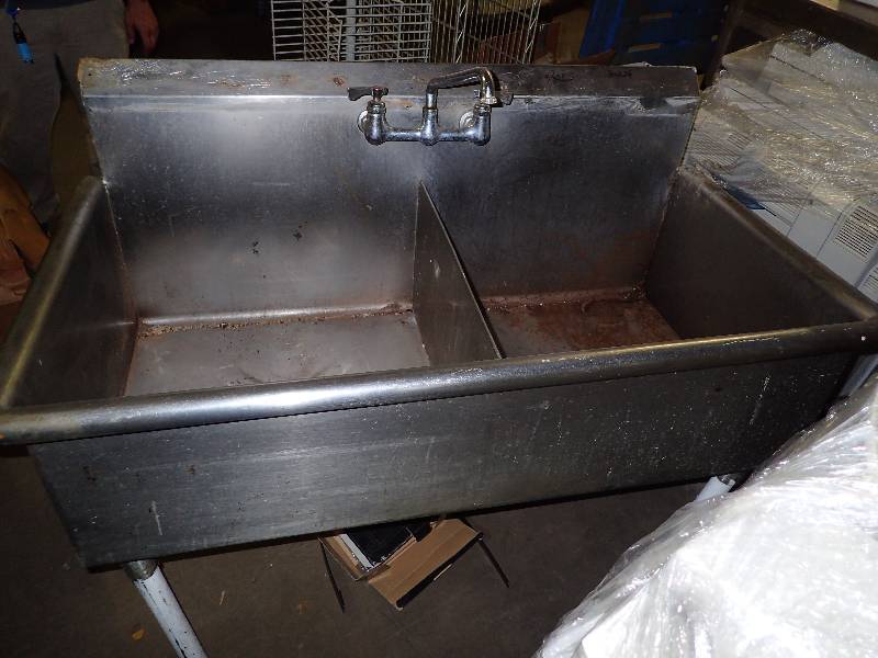 lot 639 image: Stainless 2 Compartment w Faucet