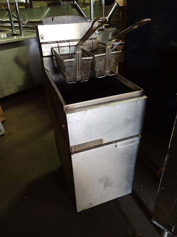 lot 654 image: Cecilware Single 40lb Natural Gas Fryer w Baskets