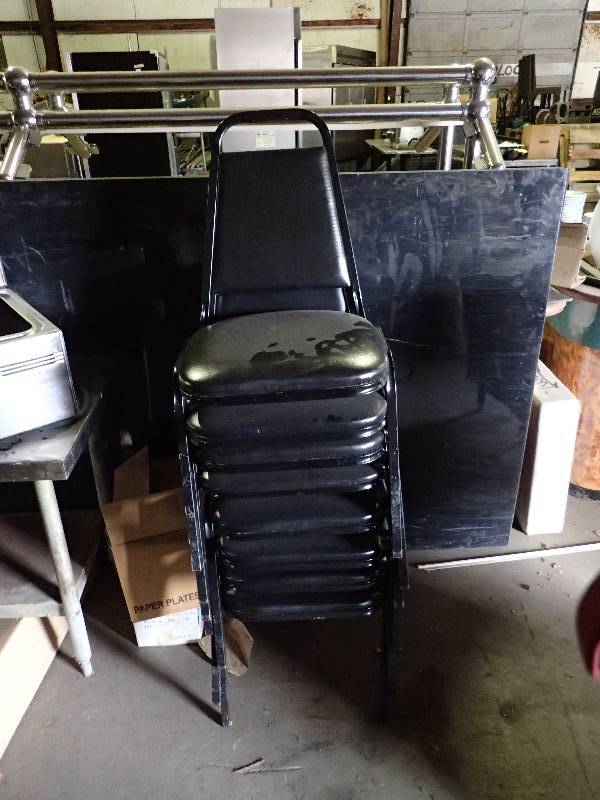 lot 662 image: (15) Stackable Black Padded Metal Frame Chairs