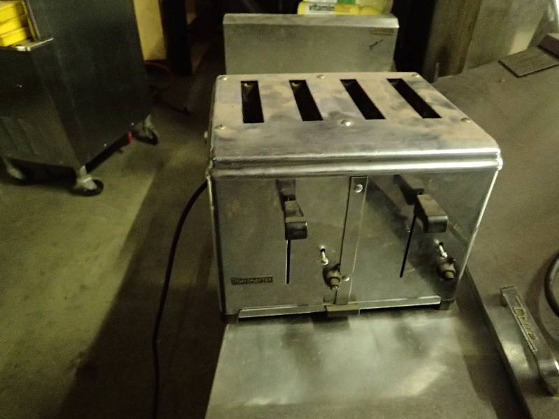 lot 677 image: Toast Master 4 Slice Counter top Toaster