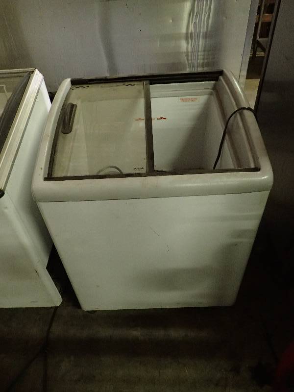 lot 683 image: Ojeda Double Sliding 27Ice Cream Dipping Cabinet