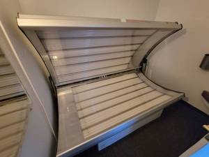 lot 3507 image: Celsius 52 Tanning Bed