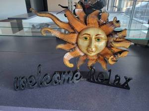lot 3520 image: Lot of Decor ( Sun and 2 Wooden Signs)