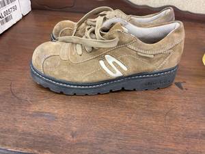 lot 60423 image: size 8 Skechers