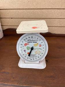 lot 60426 image: vintage American family scale (broke needle)