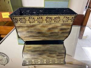 lot 60459 image: small metal planter