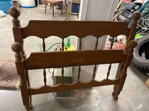 lot 60476 image: twin head and foot board