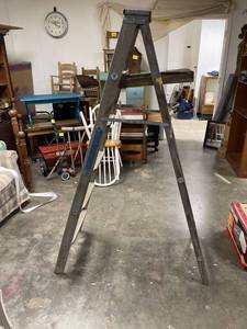 lot 60483 image: 6 foot wood ladder