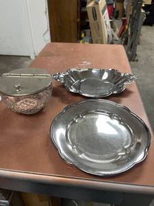 lot 60533 image: 2 trays and a dish