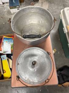 lot 60571 image: 2 aluminum pots