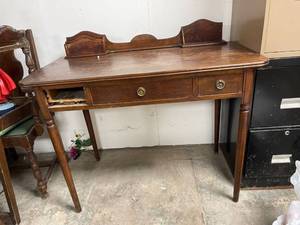 lot 60585 image: small desk with some damage