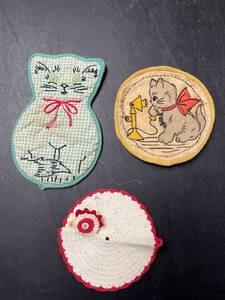 lot 60653 image: cat & rooster hot pads