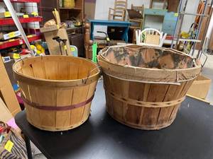 lot 60676 image: pr of baskets