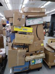 lot 60000 image: Pallet of miscellaneous items