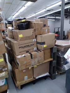 lot 60001 image: Pallet of miscellaneous items