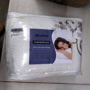 lot 2757 image: Shatex Lace Pattern Bedding Comforter Set
