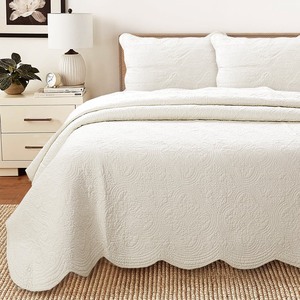 lot 2698 image: Blantyre Scalloped Edge White Cotton 3-piece Oversized Quilt Set- Retail$86.99