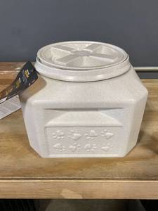 lot 9924 image: Gamma2 Vittles Vault Outback Pet Food Storage Container, Grey, 15 Lb
