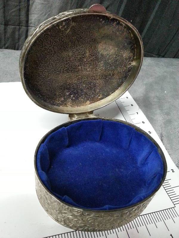 lot 1056 image: Cool looking ornate metal hinged top jewelry box with Blue felt liner