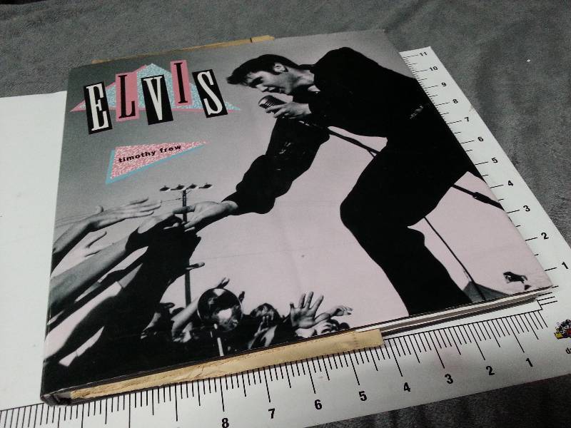 lot 1039 image: Somebodys Elvis collection.  Hard back life and times plus the Kansas City Times great article special done September 24th in 1977