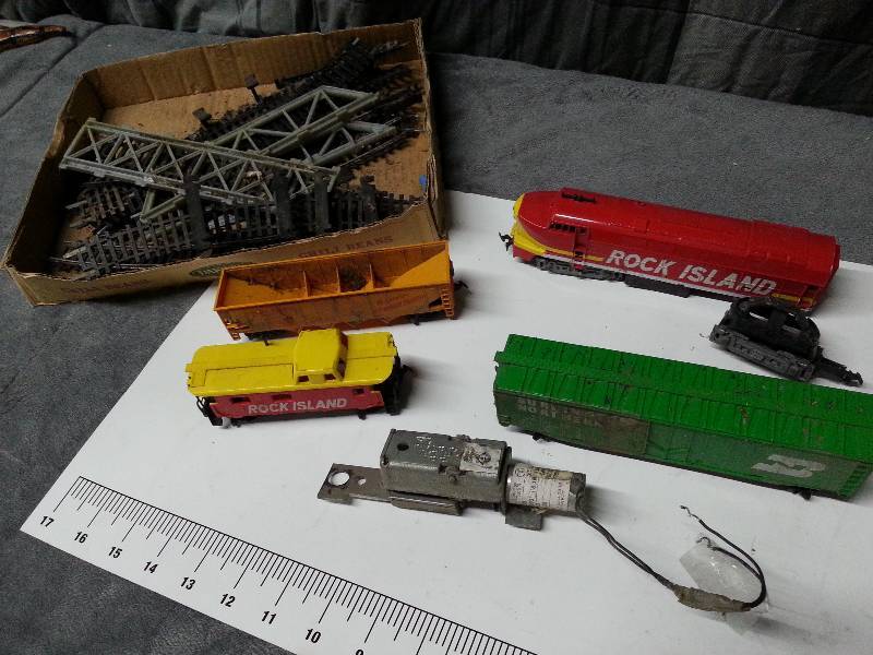 lot 1043 image: Box of miscellaneous model train components.  Look over the pictures, there might be something here you can use.