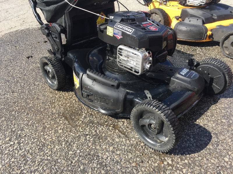lot 1152 image: Craftsman 7.25 Engine Torque Just Check & Add Rear Bag Push Mower