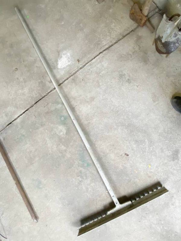 lot 2013 image: Cement Spreading Tool 31 on a long pole