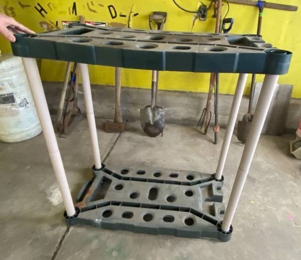 lot 2014 image: Plastic Rack to Hold Garden Tools