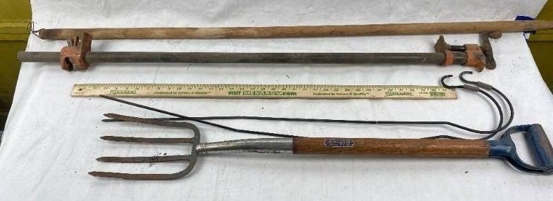 lot 2023 image: Short, Heavy Duty Pitch Fork, Pole Brace and Wooden Handle