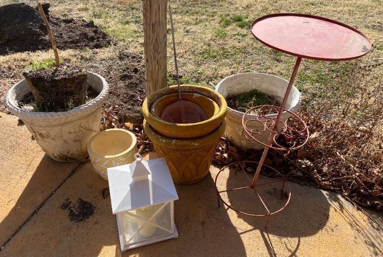 lot 2035 image: Lot of GardenPatio Decor