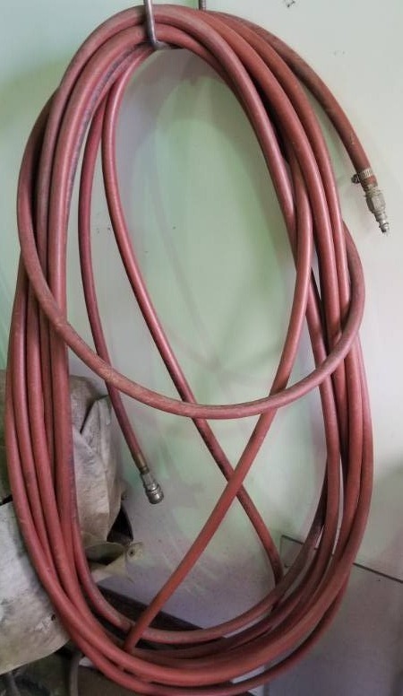lot 6008 image: Long Rubber Air Hose with Ends