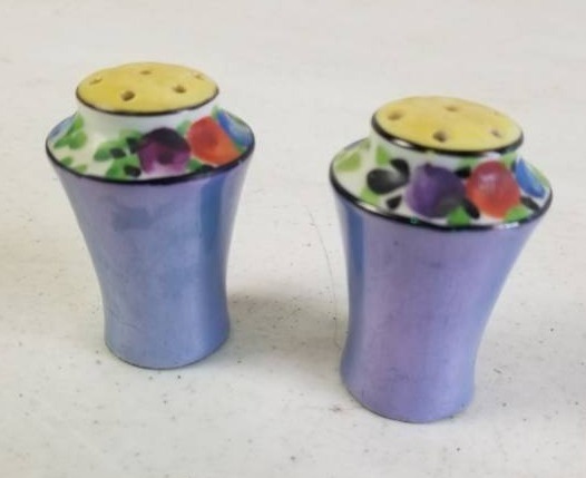 lot 6027 image: Vintage Hand Painted Salt & Pepper Shakers