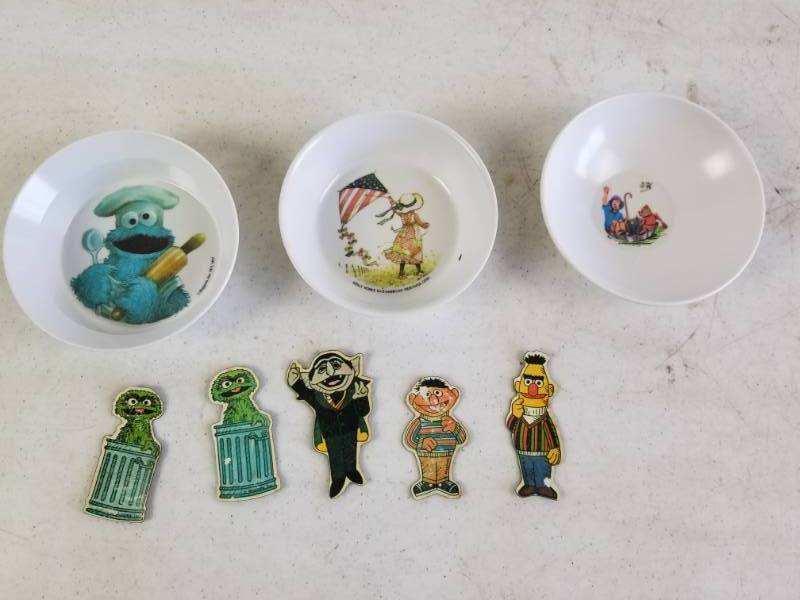 lot 6029 image: Lot of Vintage Childs Bowls & Sesame Street Magnets