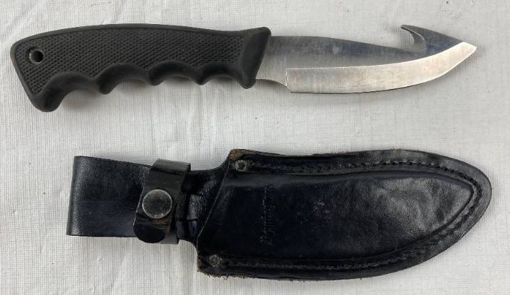lot 6213 image: Remington Hunting Knife w Leather Sheath Holster